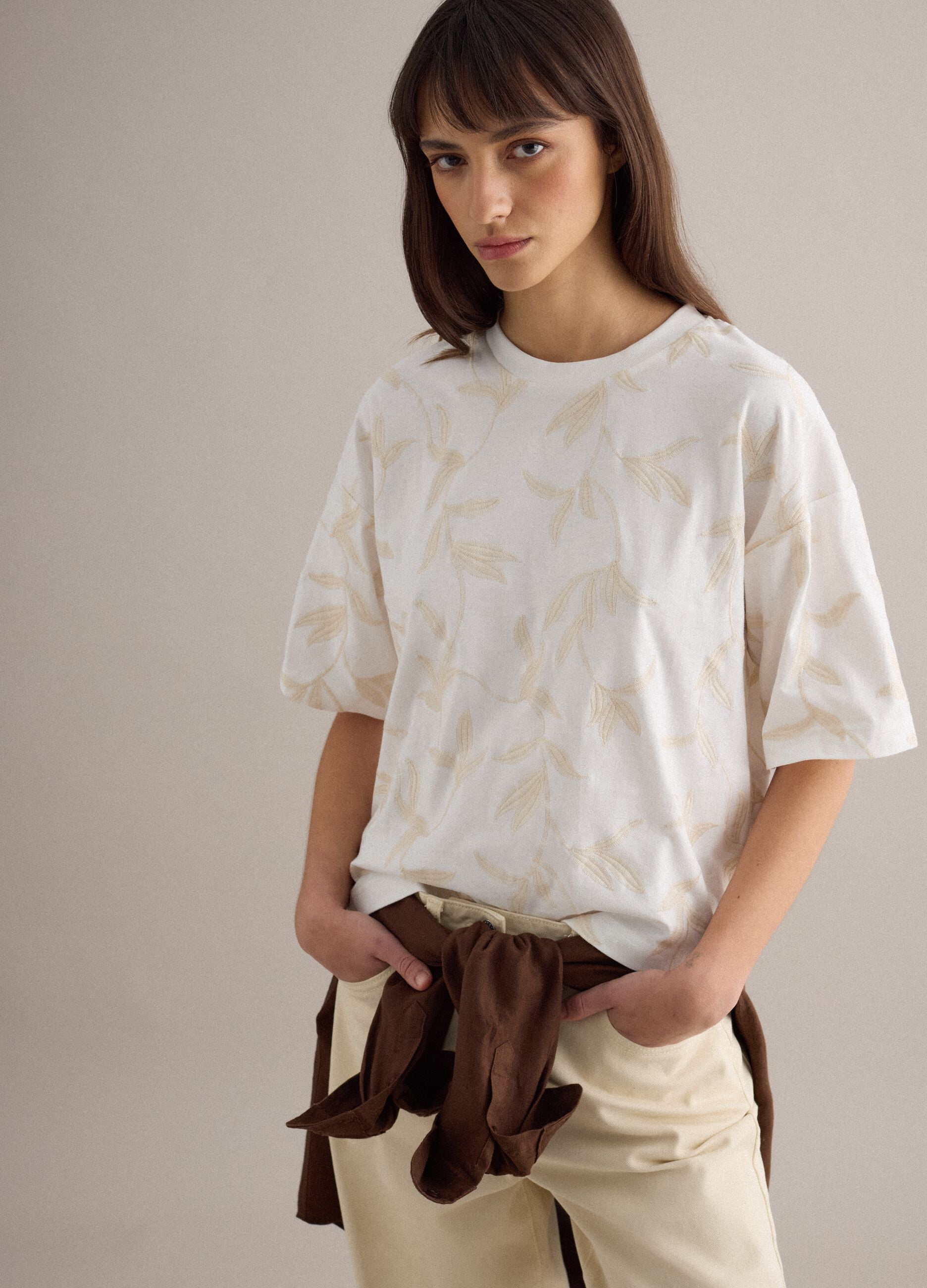 White pure cotton t-shirt relaxed fit with floral embroidery