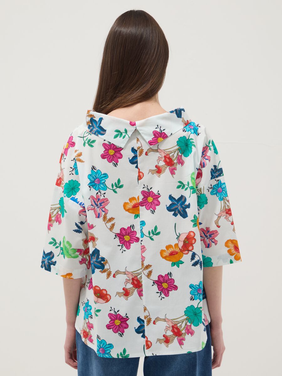 Maglia bianca in cotone elasticizzato a fantasia floreale regular fit_3