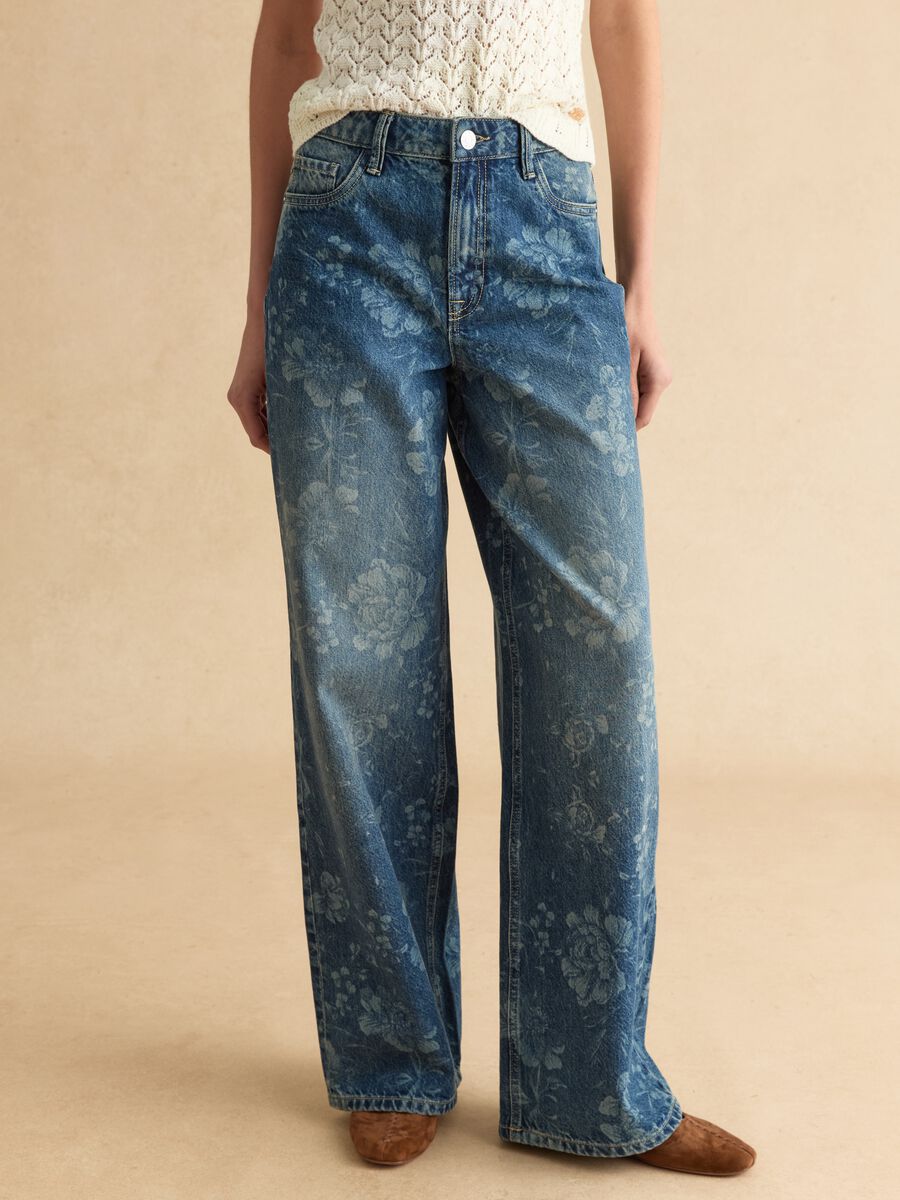 Jeans in puro cotone denim blu wide leg con design floreale_1