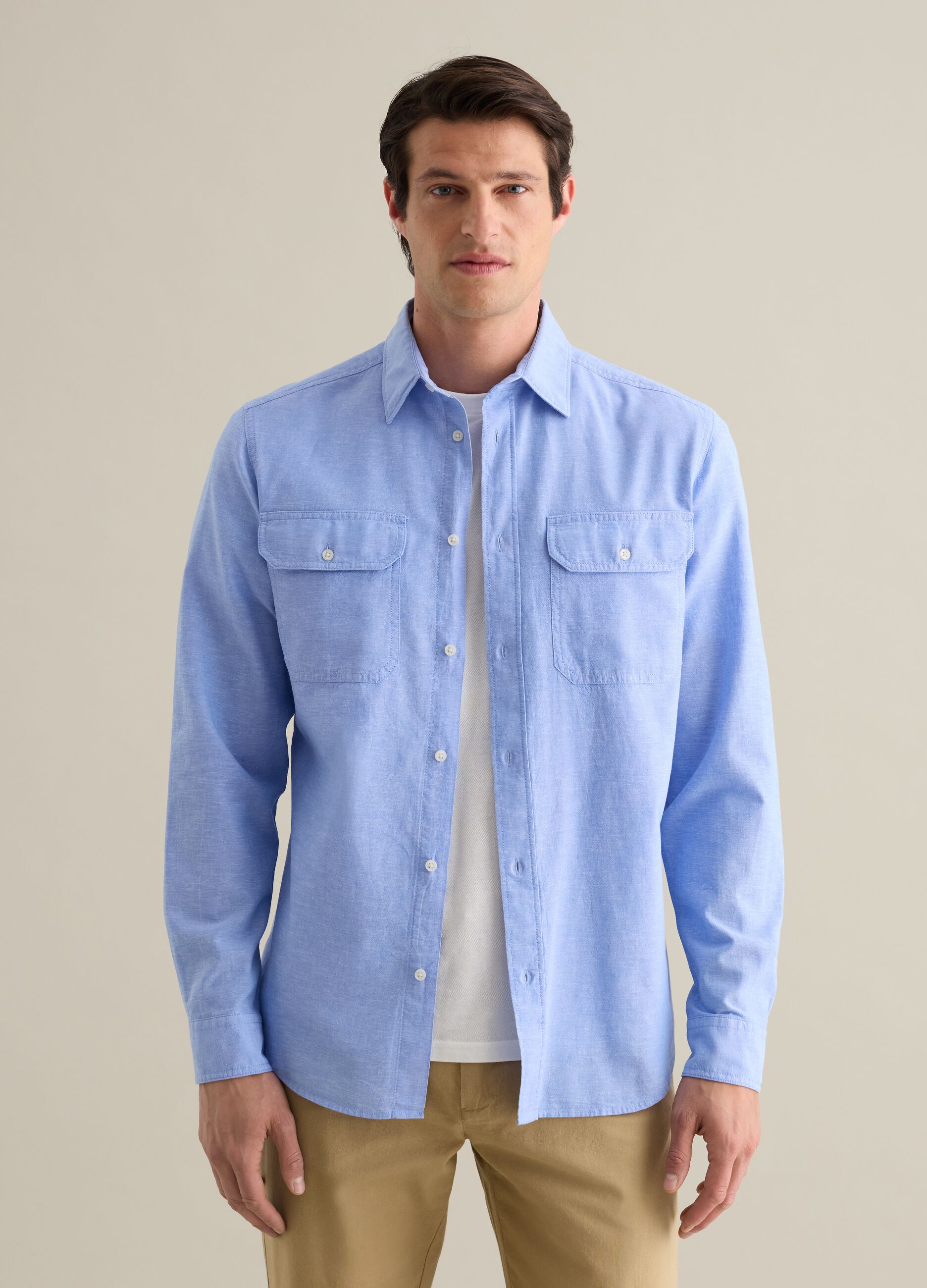 Men&rsquo;s light blue cotton and linen shirt in regular fit with pockets