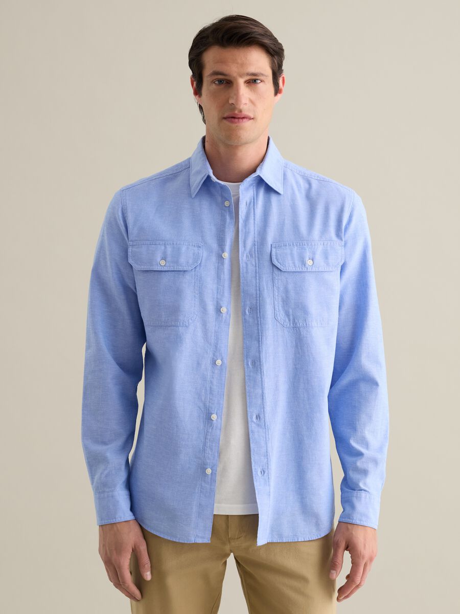 Men&rsquo;s light blue cotton and linen shirt in regular fit with pockets_0