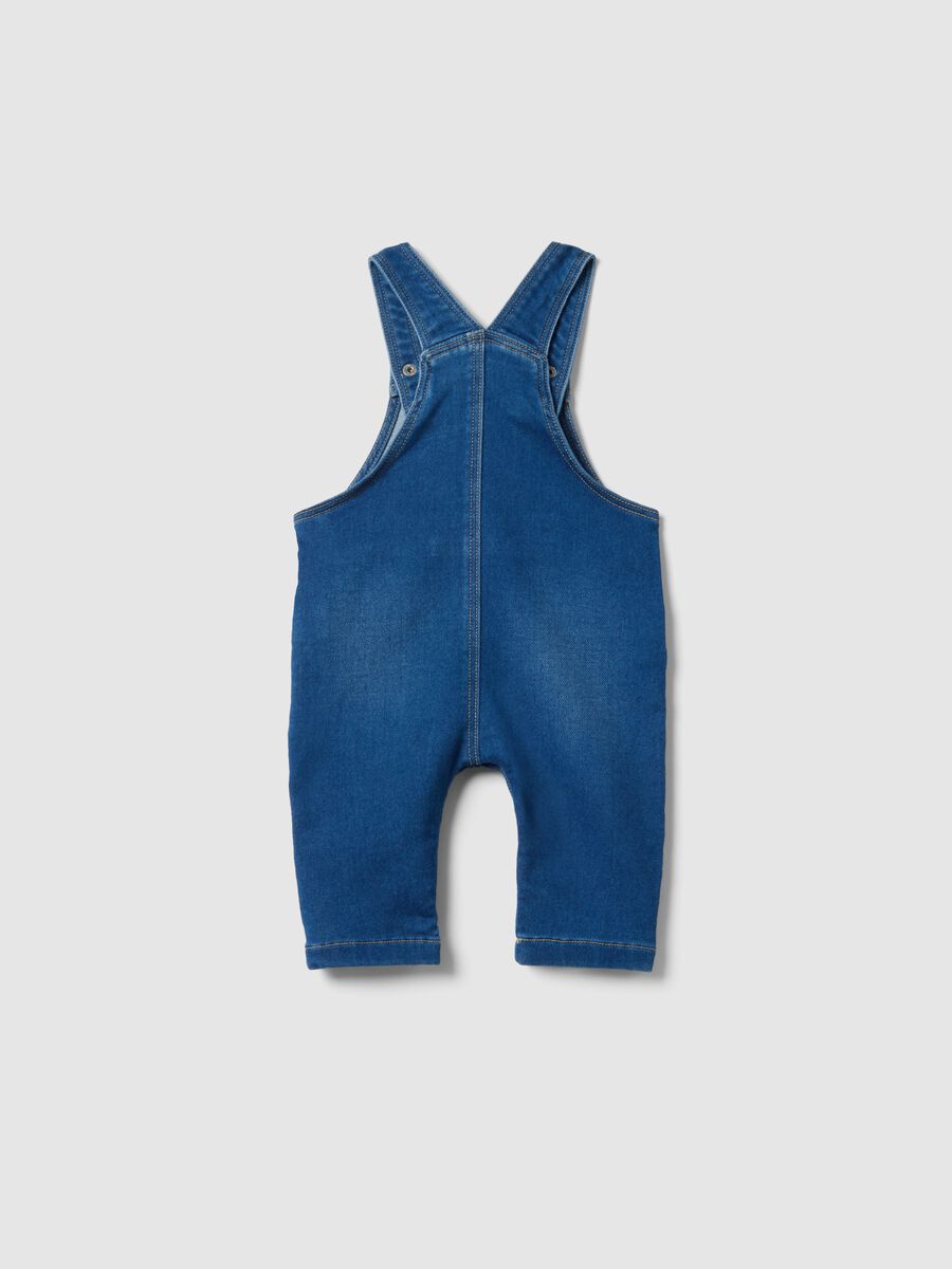Salopette in denim blu regular fit con ricamo per neonati_1