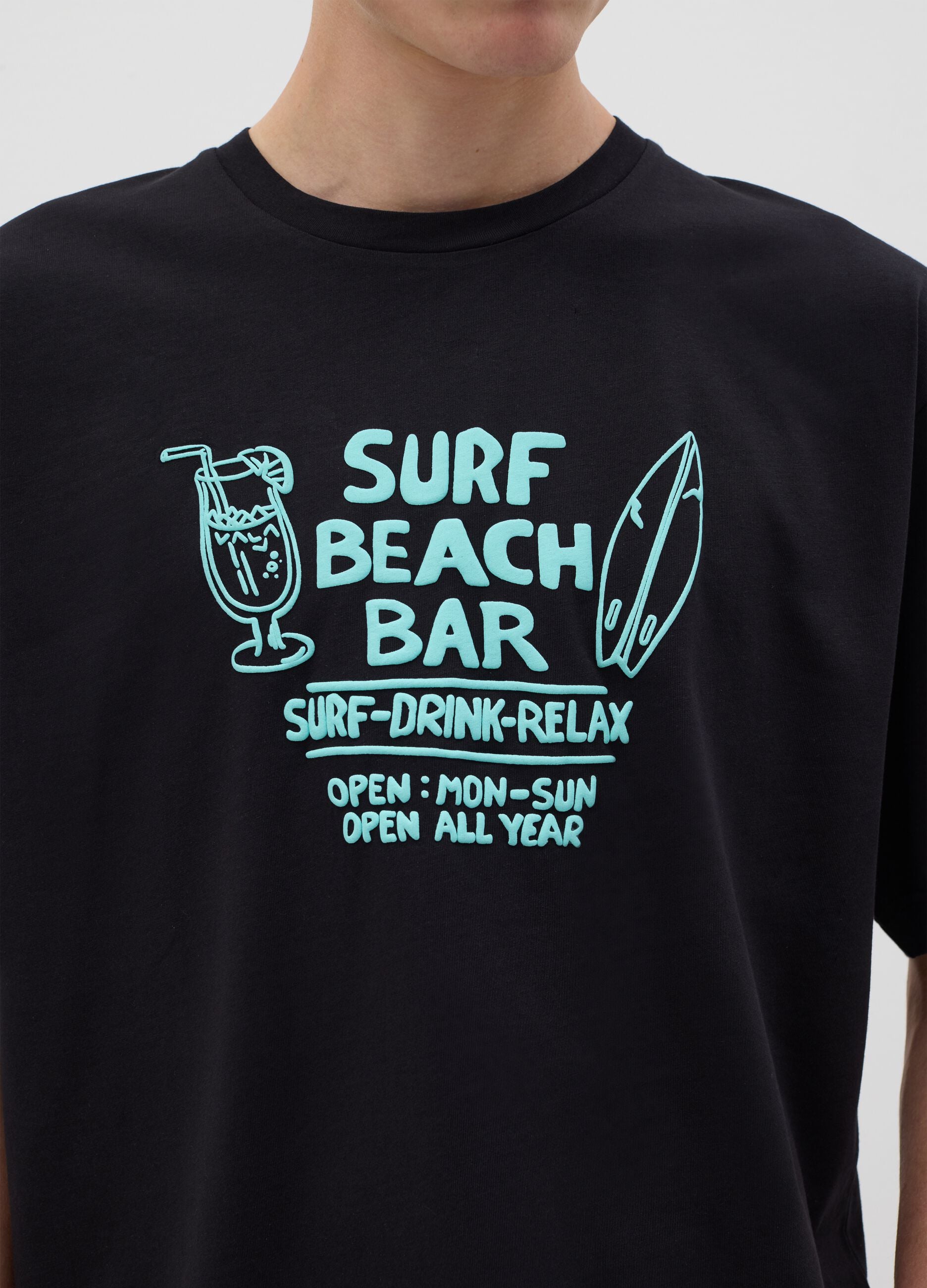 Men&rsquo;s black boxy-fit T-shirt in 100% cotton with Surf Beach Bar print