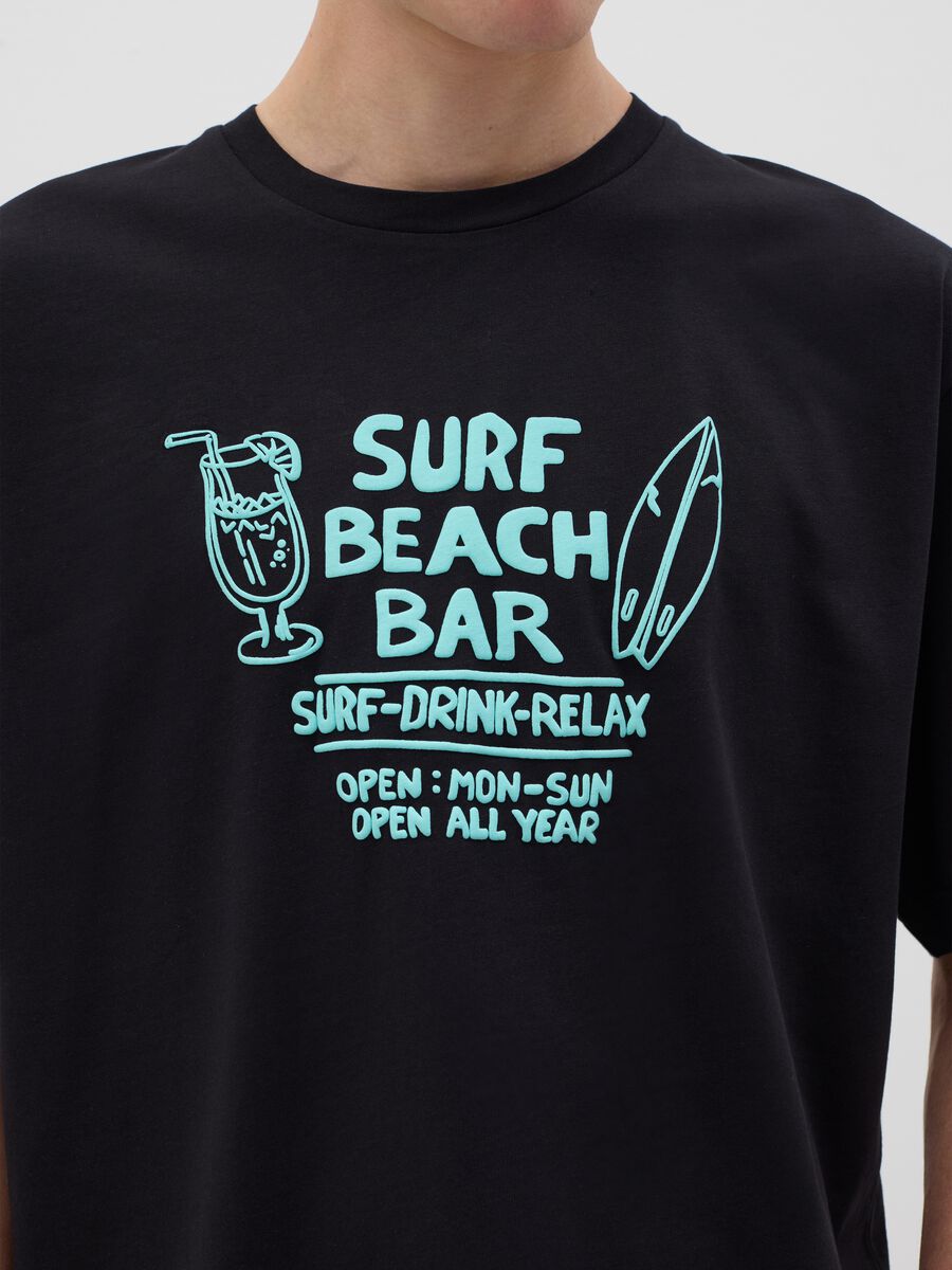 Men&rsquo;s black boxy-fit T-shirt in 100% cotton with Surf Beach Bar print_3