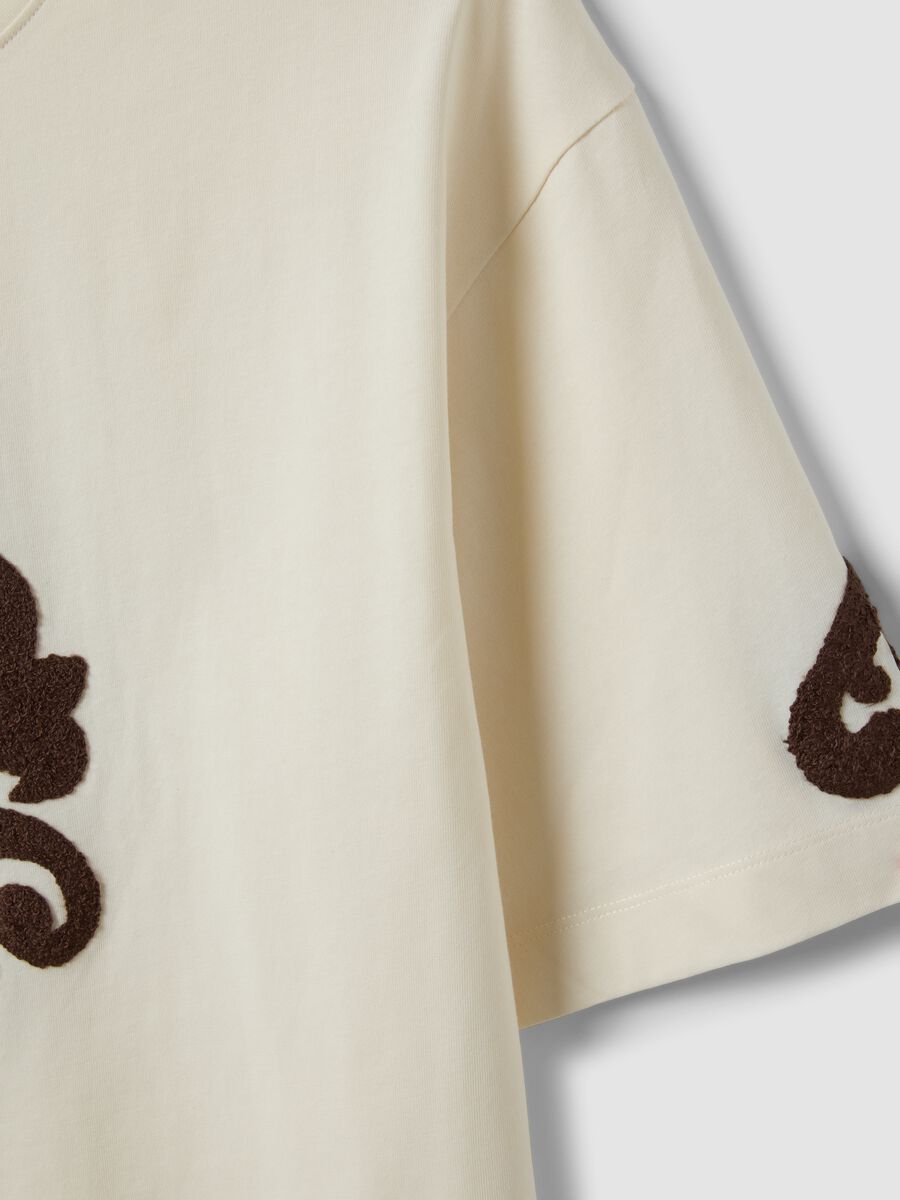T-shirt beige in puro cotone con ricami regular fit_2