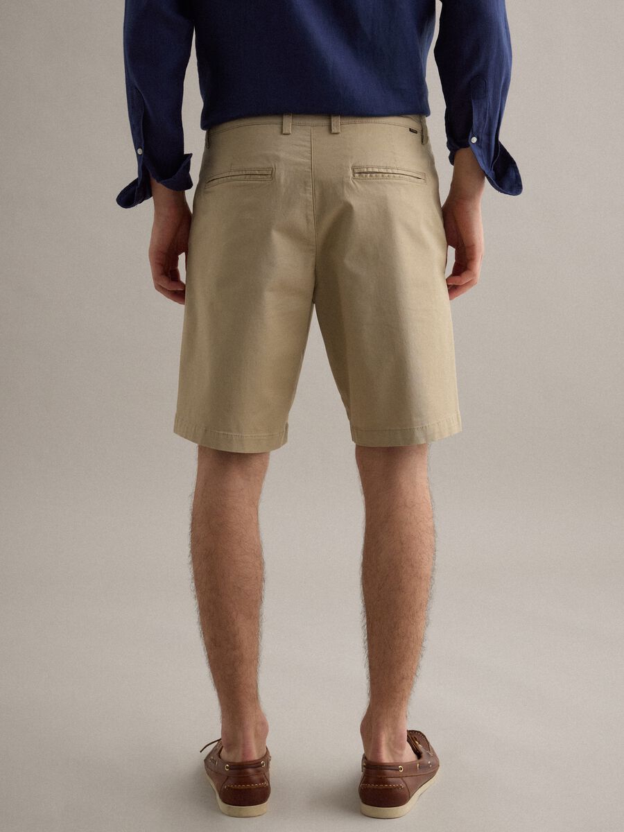 Beige stretch-cotton chino shorts, regular fit_3
