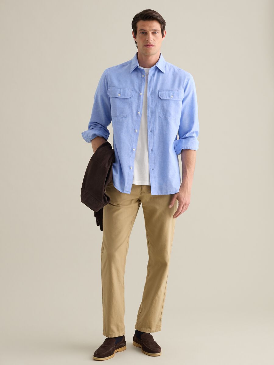 Men&rsquo;s light blue cotton and linen shirt in regular fit with pockets_1