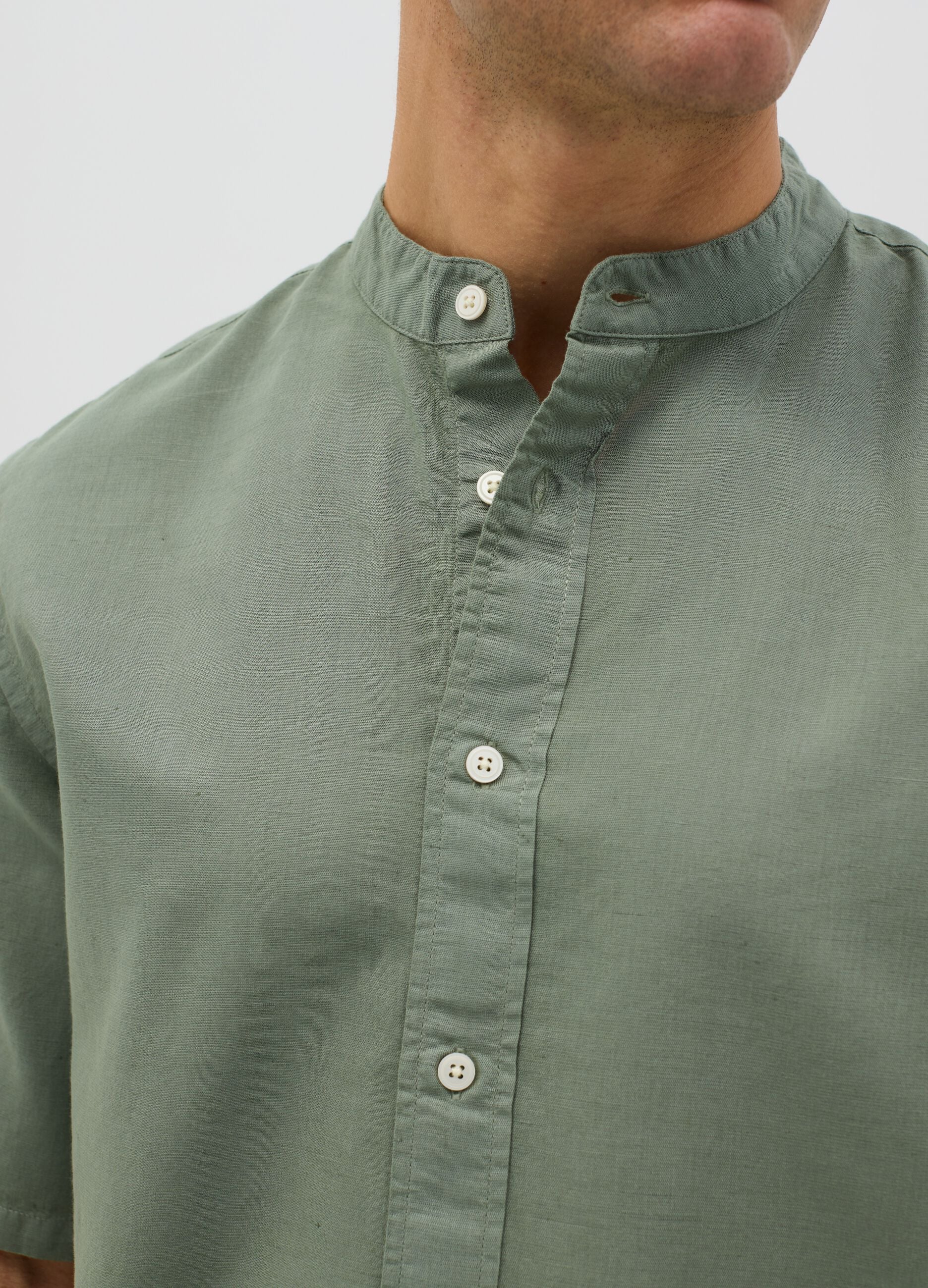 Men&rsquo;s green cotton and linen over-fit shirt