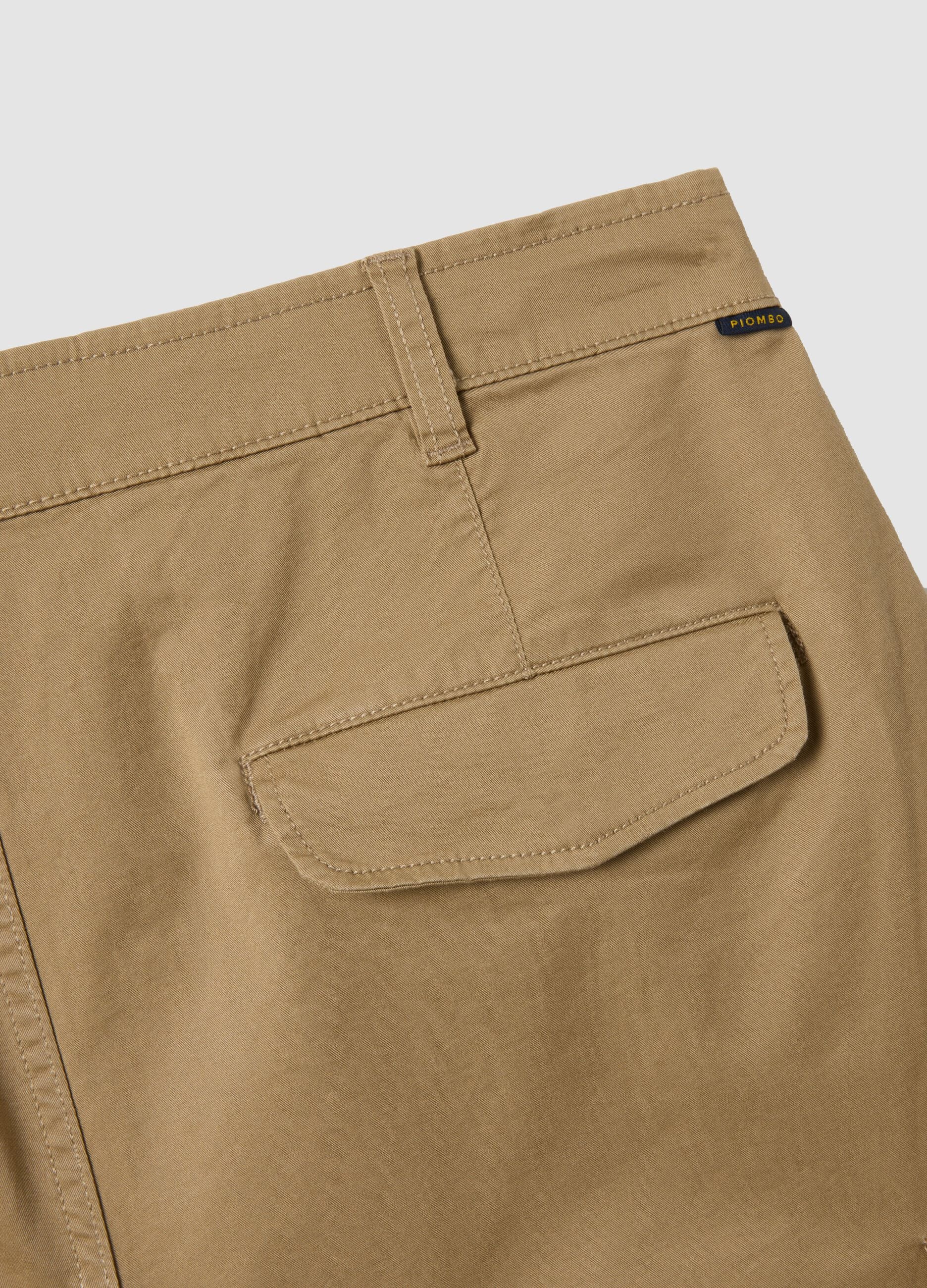 Beige stretch cotton cargo shorts, regular fit
