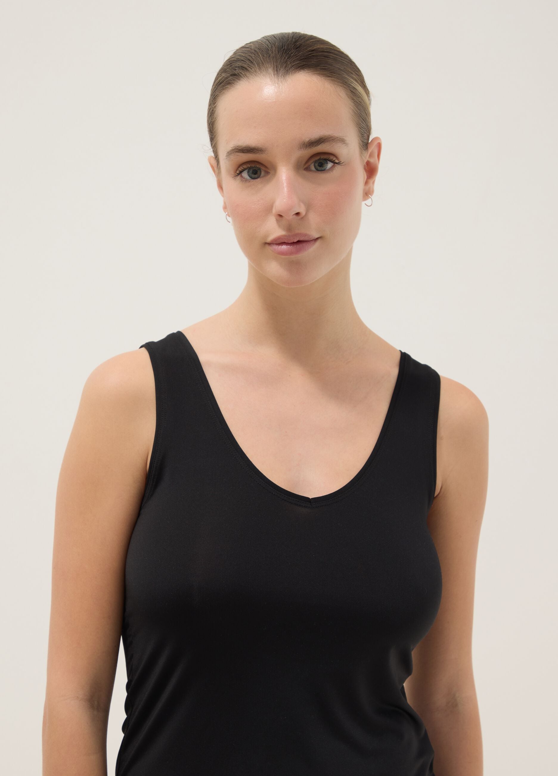 Black tank top deep V regular fit