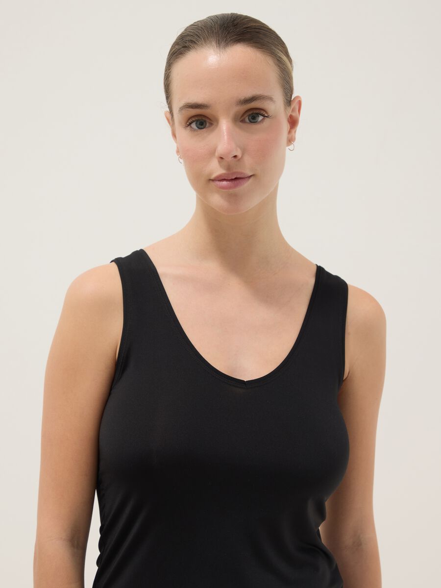 Black tank top deep V regular fit_1
