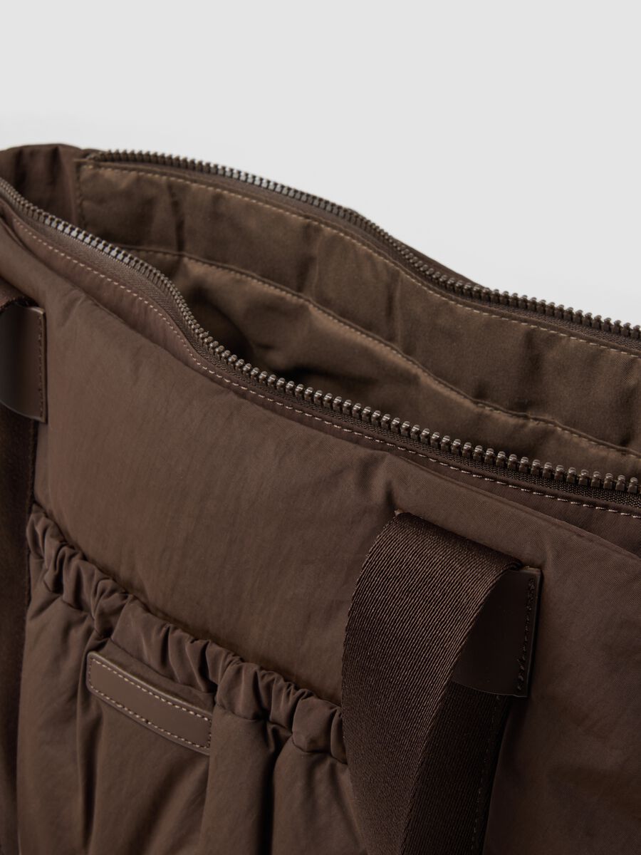 Borsa shopper marrone con tasca esterna arricciata_2
