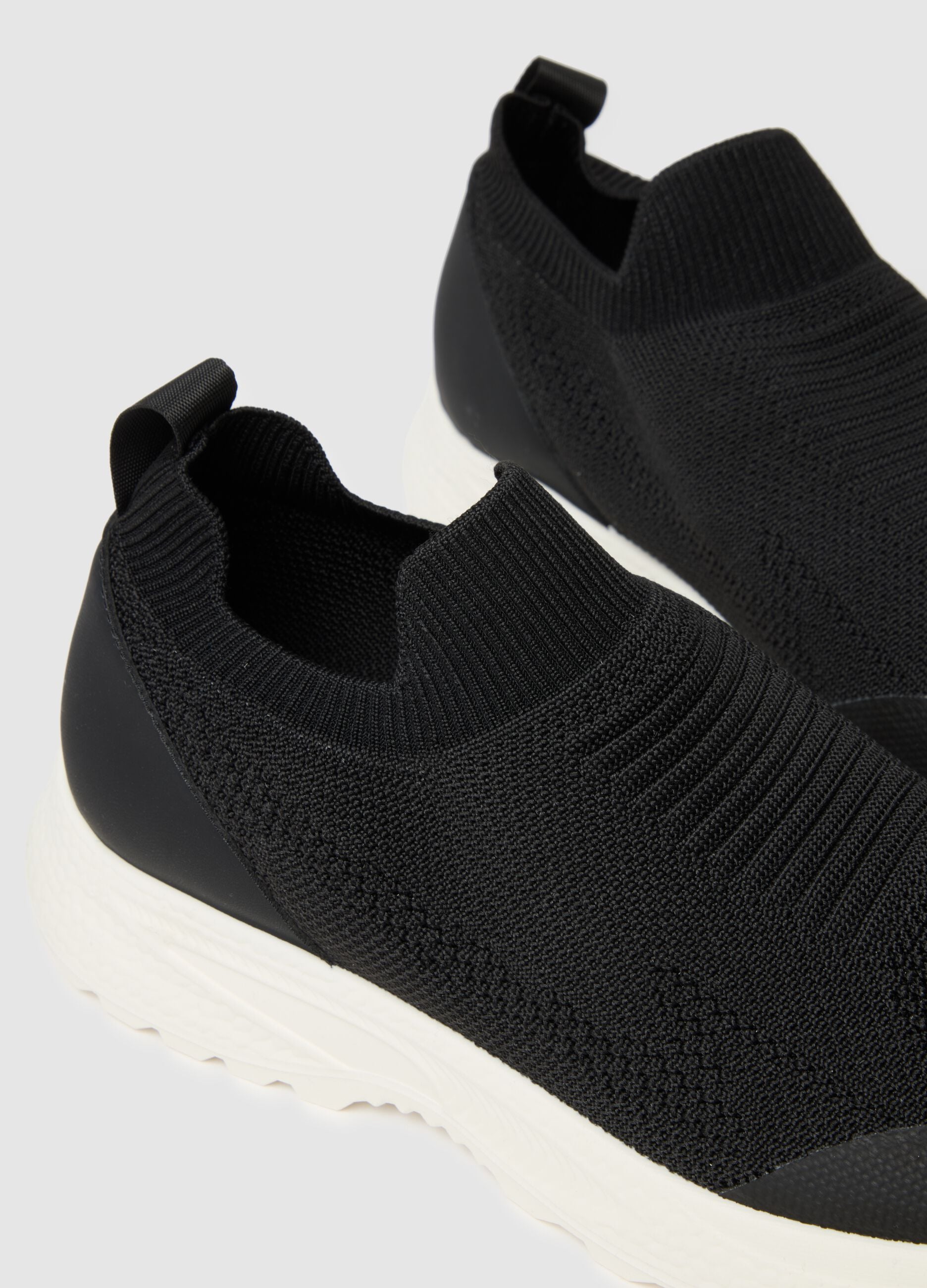 Black regular fit sneakers with sturdy white sole