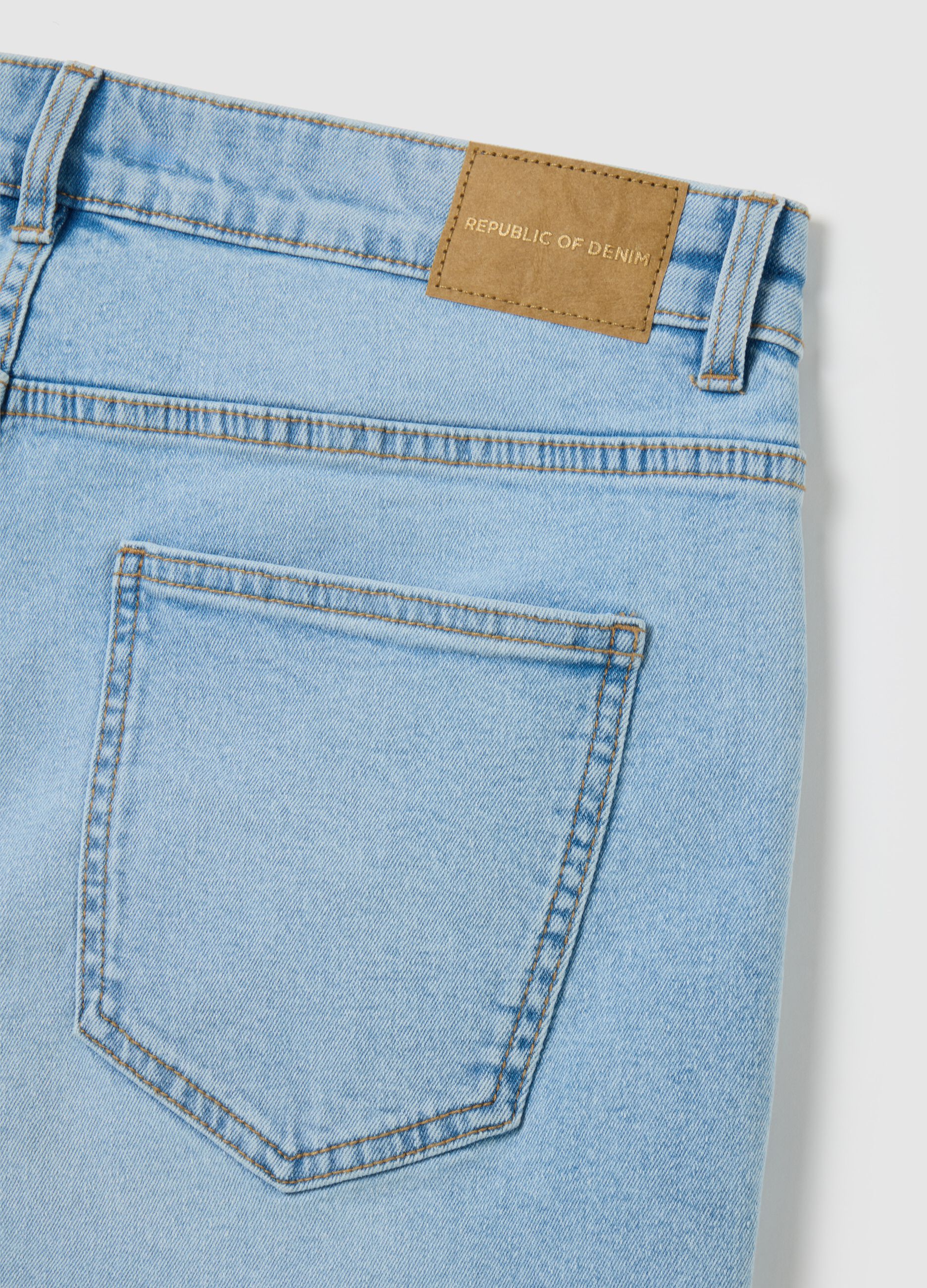 Men&rsquo;s slim-fit blue denim Bermuda shorts
