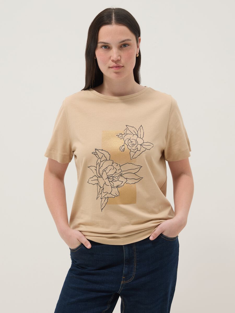 T-shirt beige a maniche corte in puro cotone con stampa regular fit_0