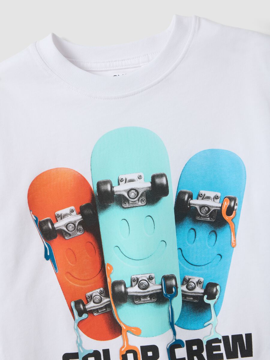 T-shirt in puro cotone bianco da bambino regular fit con skateboard_3
