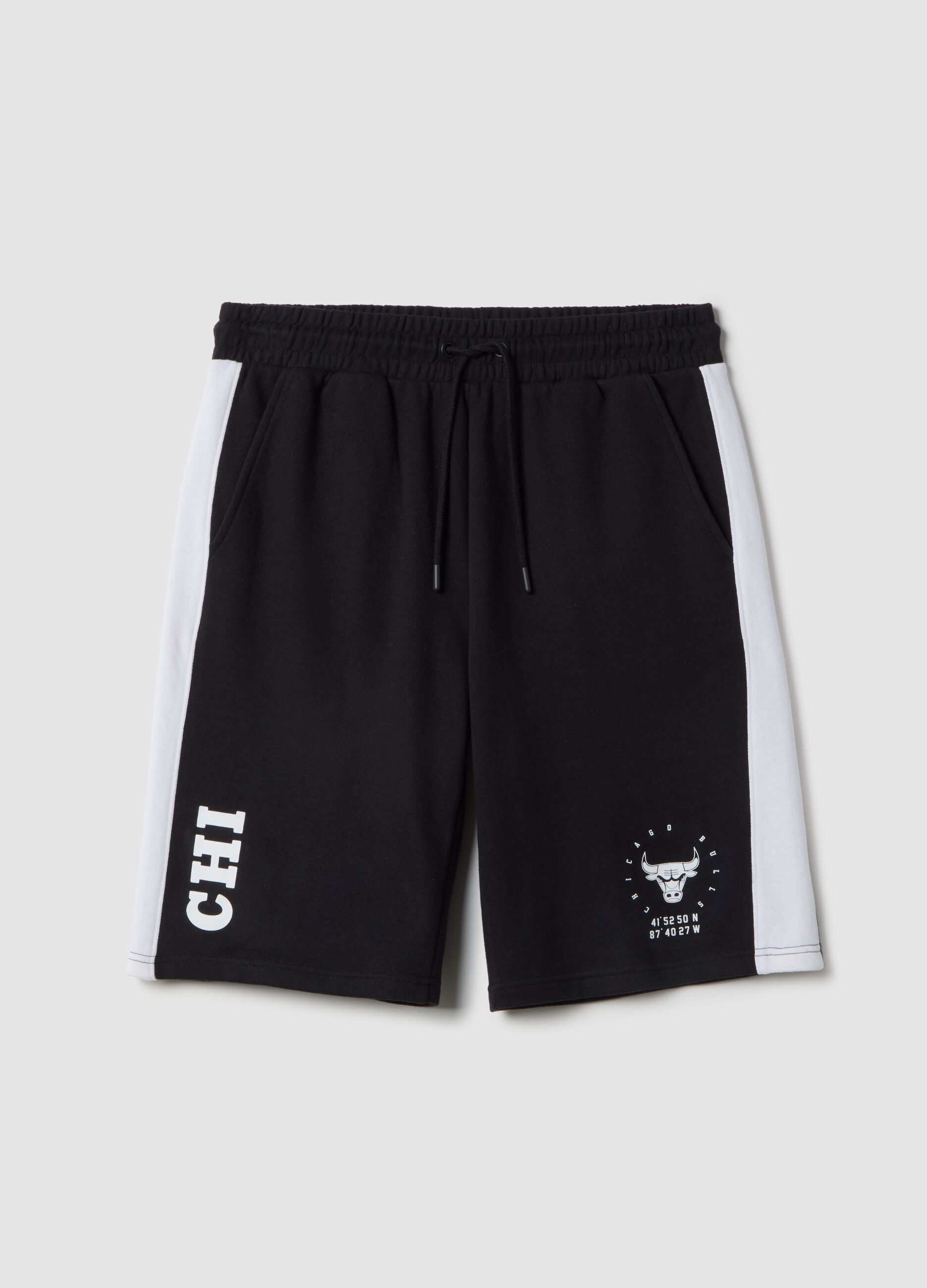Black cotton blend regular fit sports shorts with Chicago Bulls logo