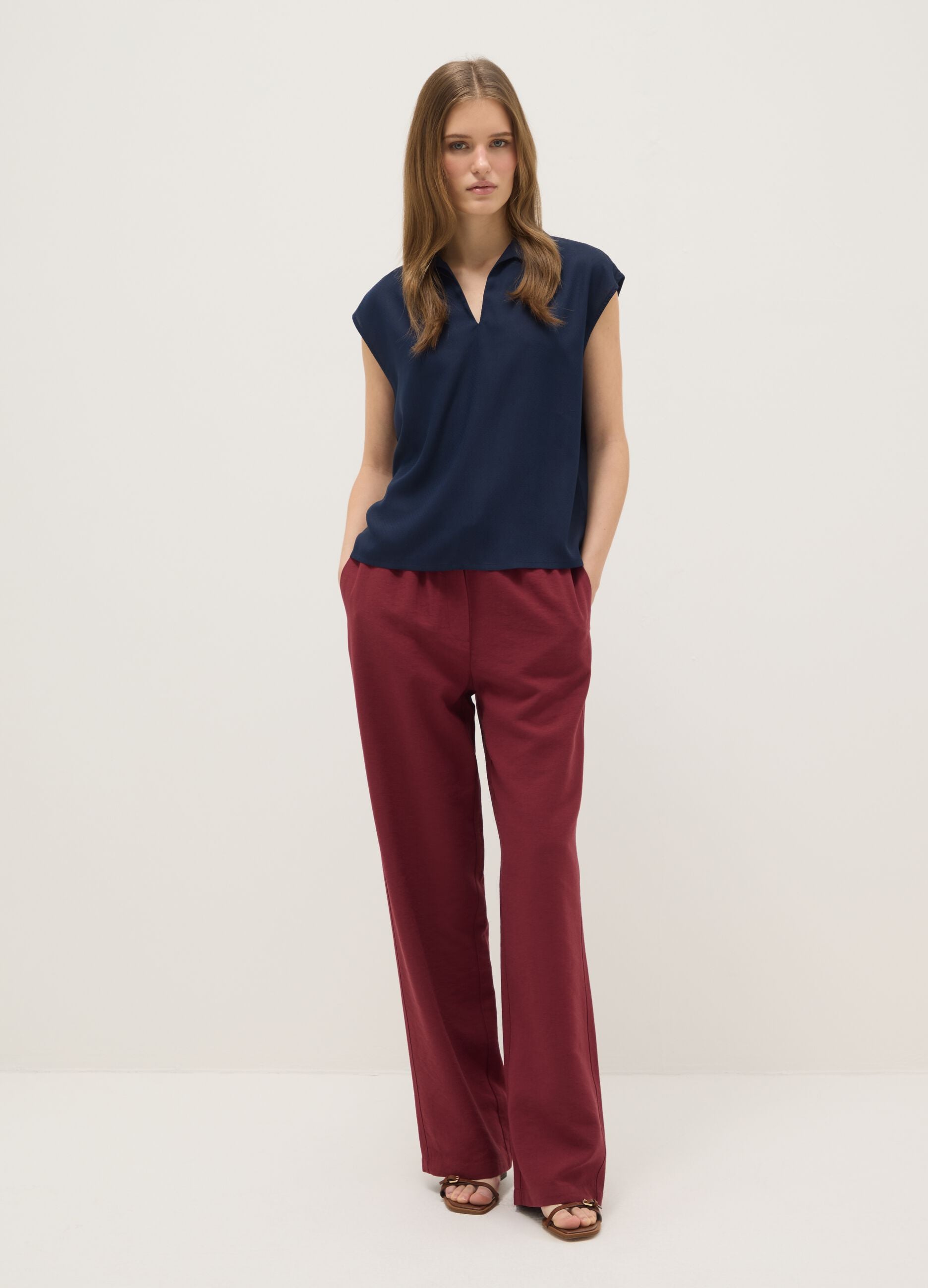 Sleeveless blouse in pure blue viscose, regular fit with V-neck