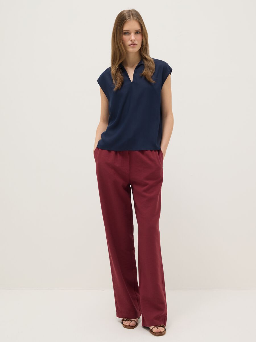 Sleeveless blouse in pure blue viscose, regular fit with V-neck_1