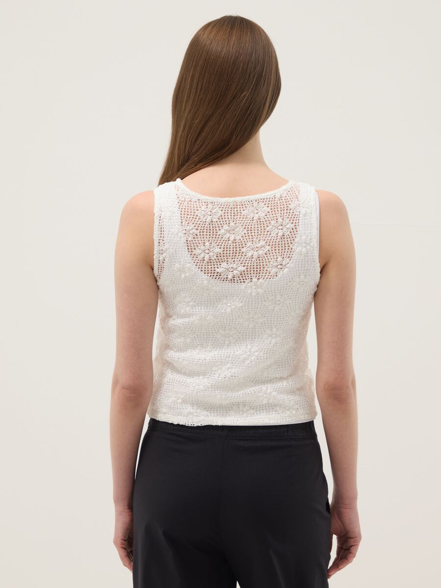 Tank top bianco in tessuto elasticizzato con lavorazione crochet_3