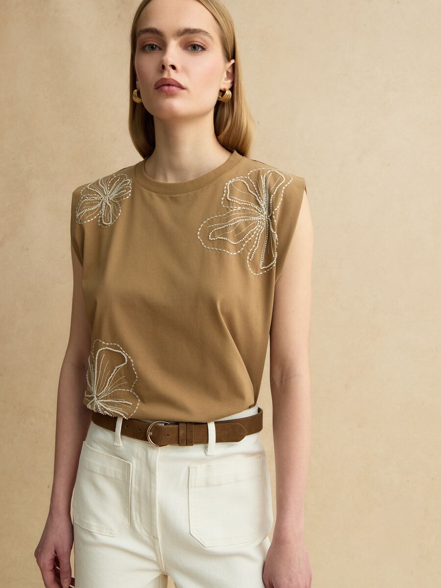 T-shirt senza maniche in misto cotone marrone regular fit con ricami_1
