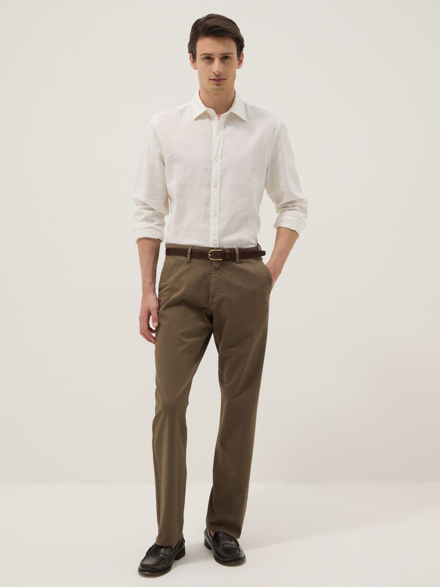 Pantaloni chino marroni in cotone elasticizzato regular fit_0