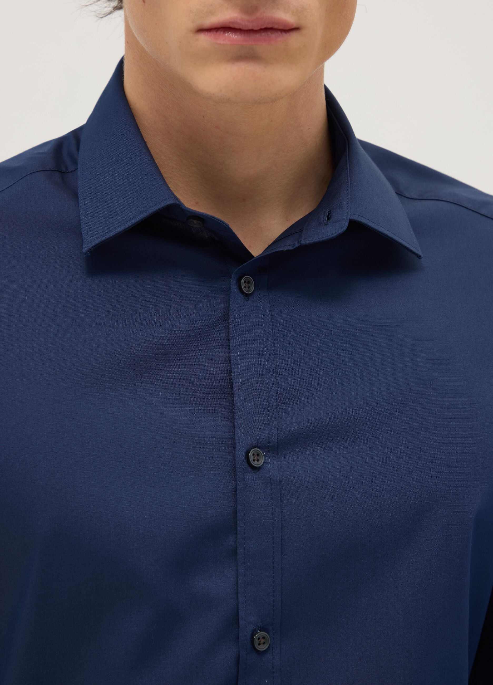 Blue cotton blend slim fit easy iron shirt