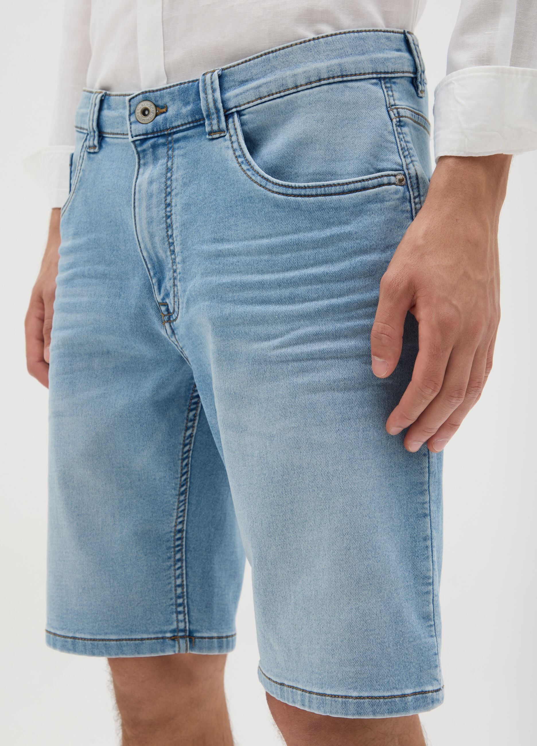Men&rsquo;s slim-fit light blue denim Bermuda shorts