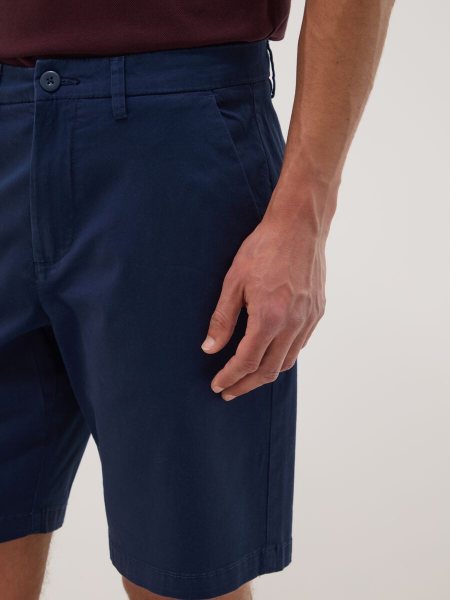 Bermuda chino blu in cotone elasticizzato_3