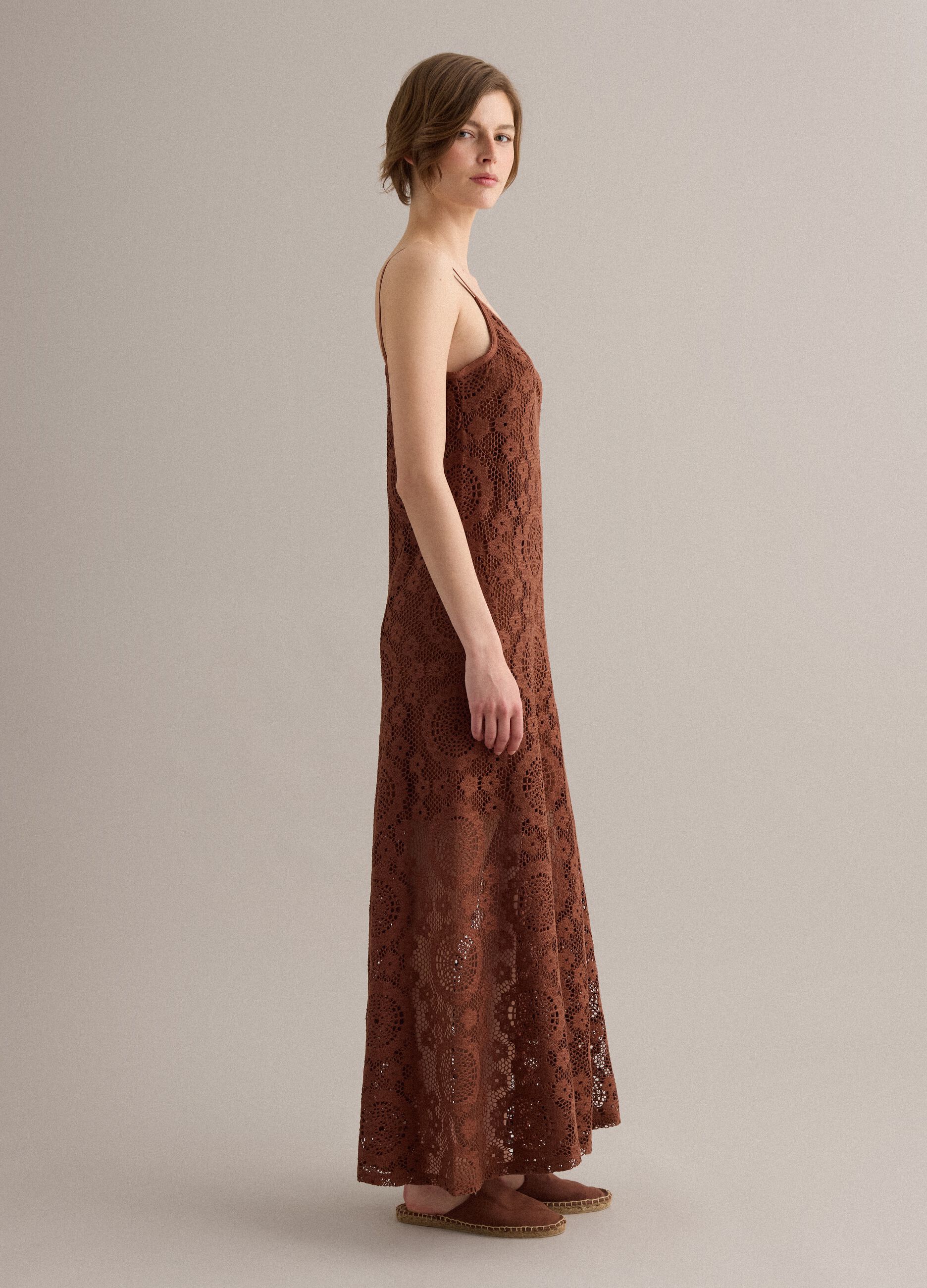 Abito marrone lungo in crochet con scollo a V regular fit
