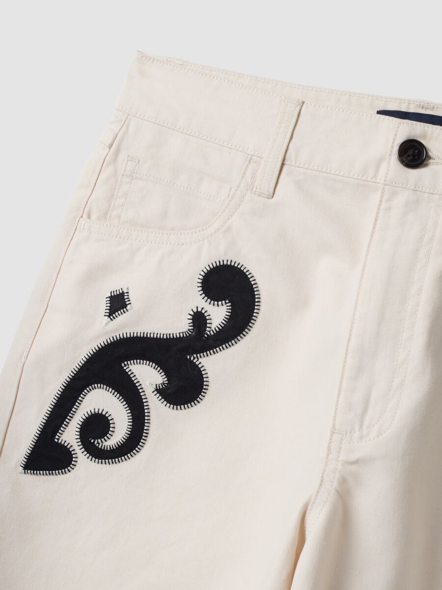 White linen-lyocell blend shorts with contrasting embroidery, regular fit_2