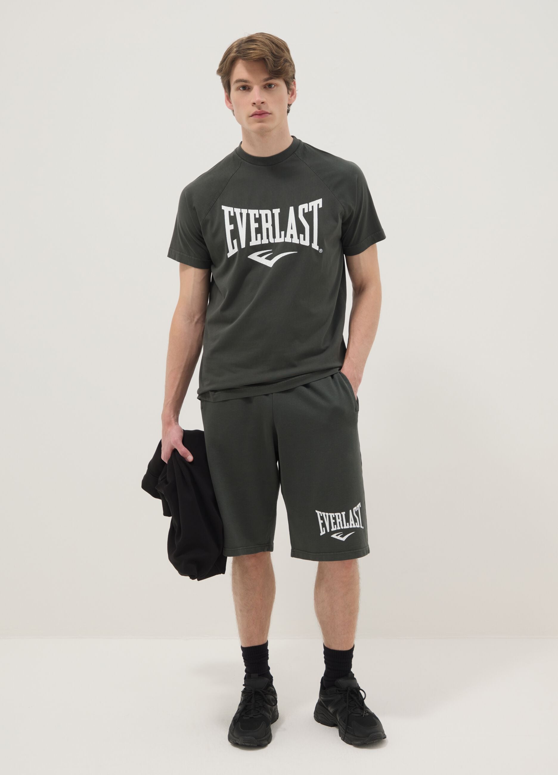 Black pure cotton regular fit t-shirt with Everlast logo