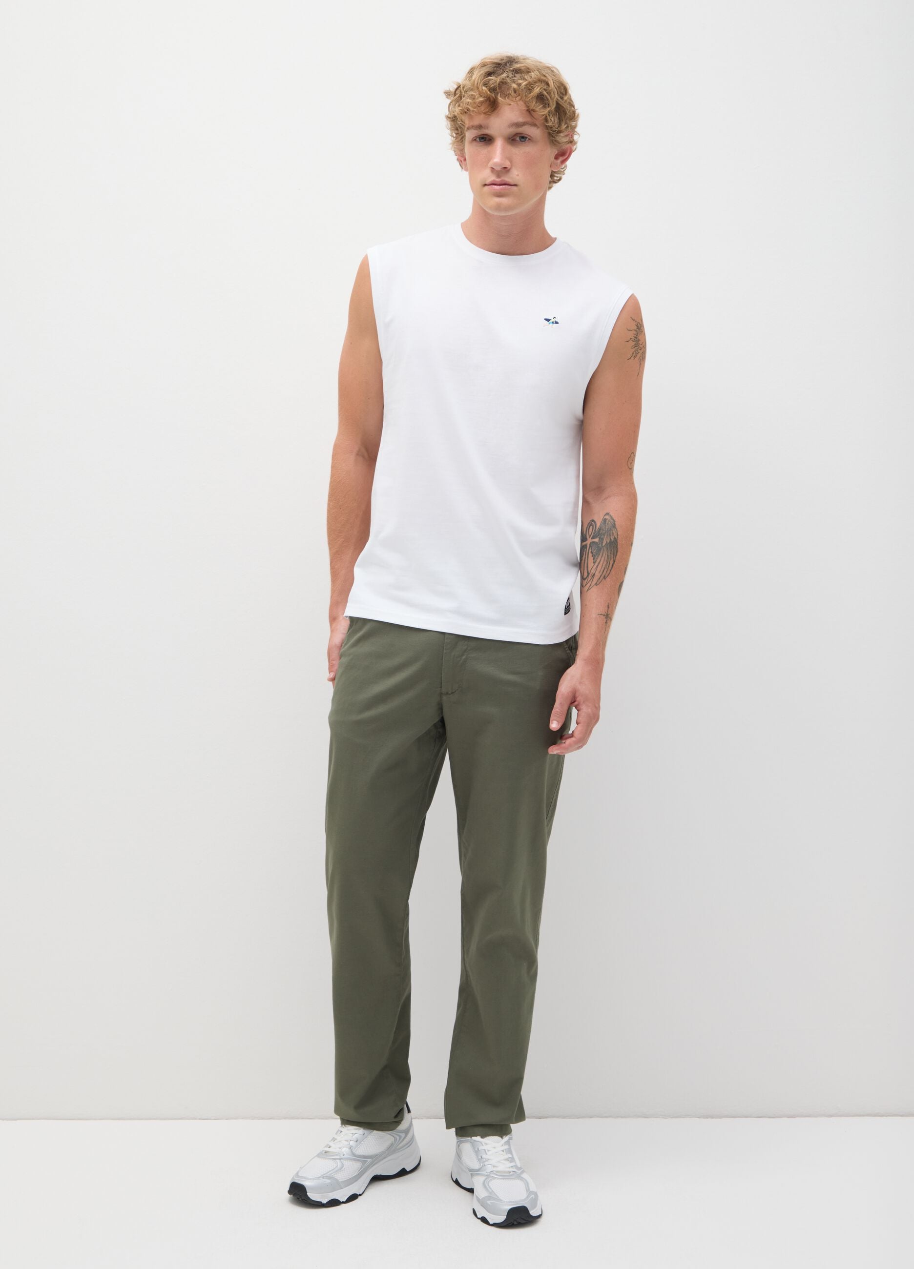 Men&rsquo;s white regular-fit vest top in 100% cotton with embroidery
