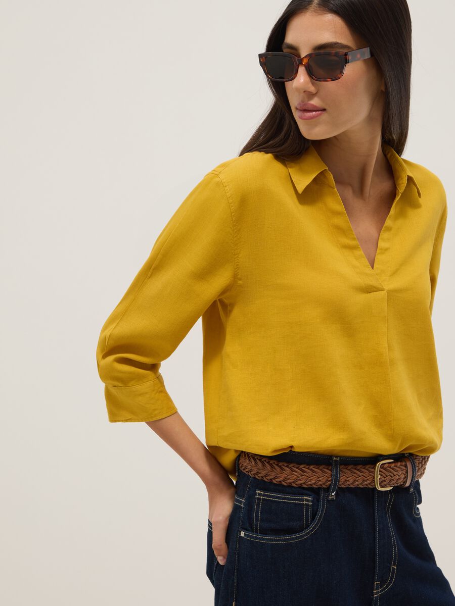Yellow linen and viscose blend regular-fit shirt with V-neck_2