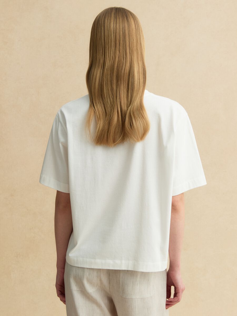 T-shirt in puro cotone bianco regular fit con applicazione floreale in crochet_3