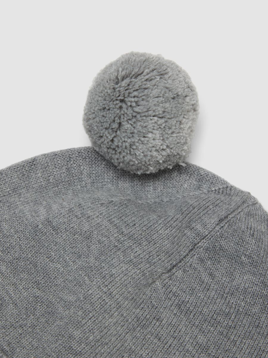 Grey baby hat in pure organic cotton with pom-poms_3