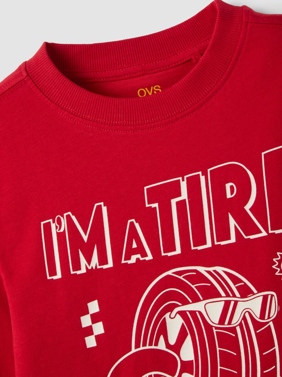 T-shirt over rossa in puro cotone organico con stampa racing per bambino_2