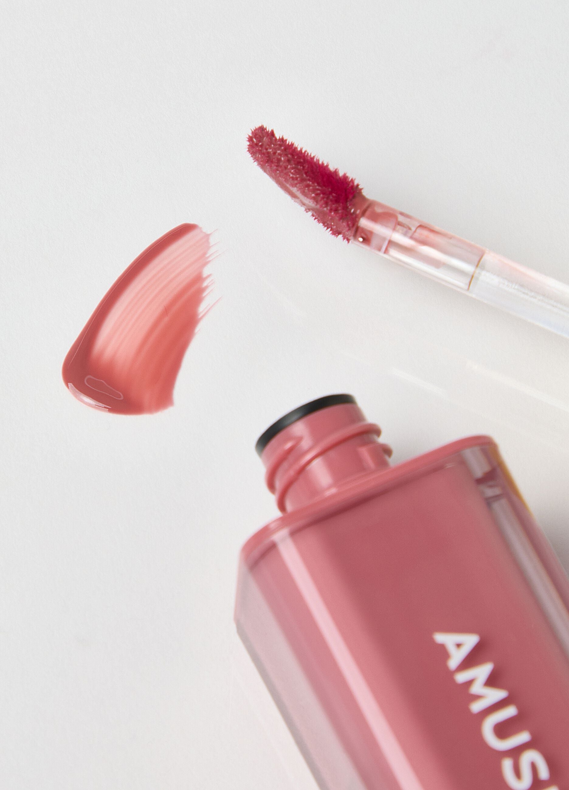 Water-based lip tint, offers high brightness with a lightweight long-lasting finish