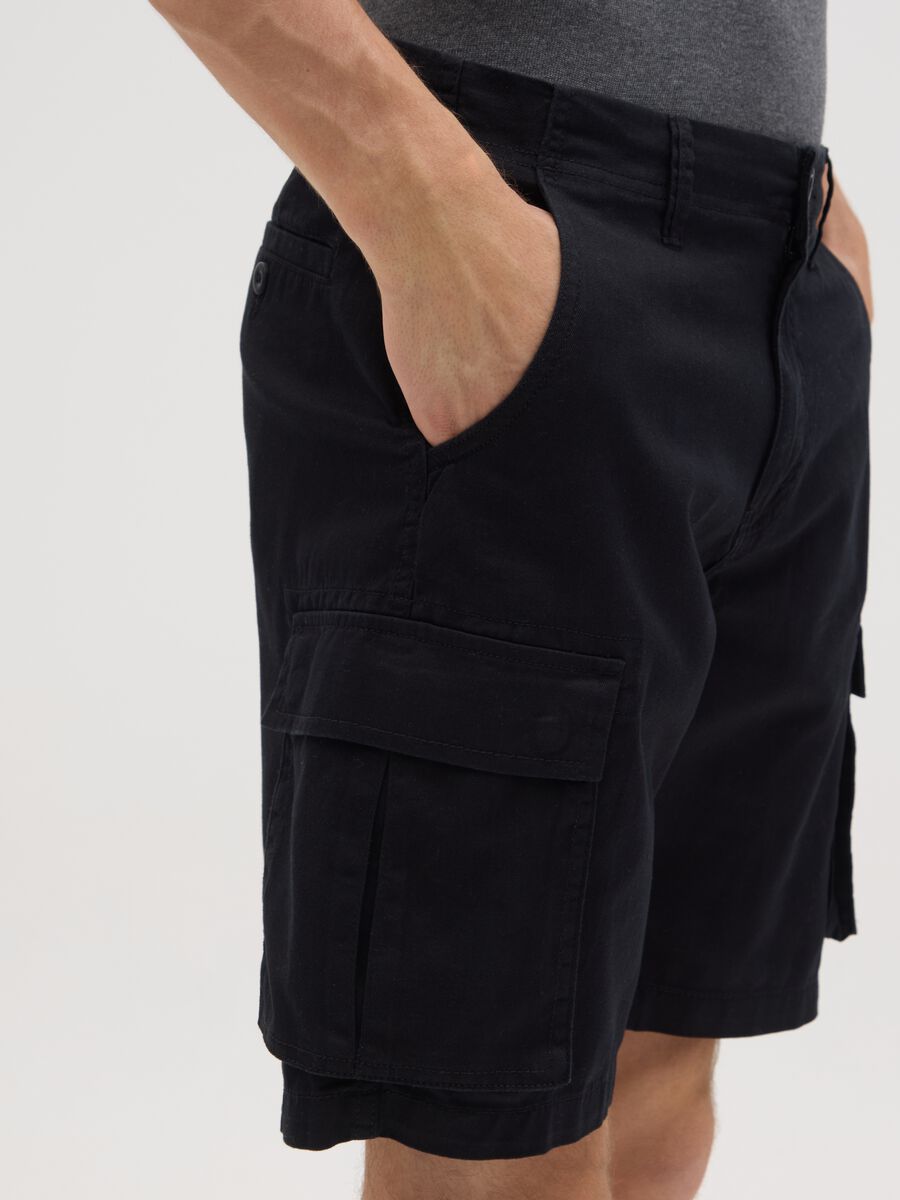 Men&rsquo;s black regular fit Bermuda shorts in 100% cotton_2