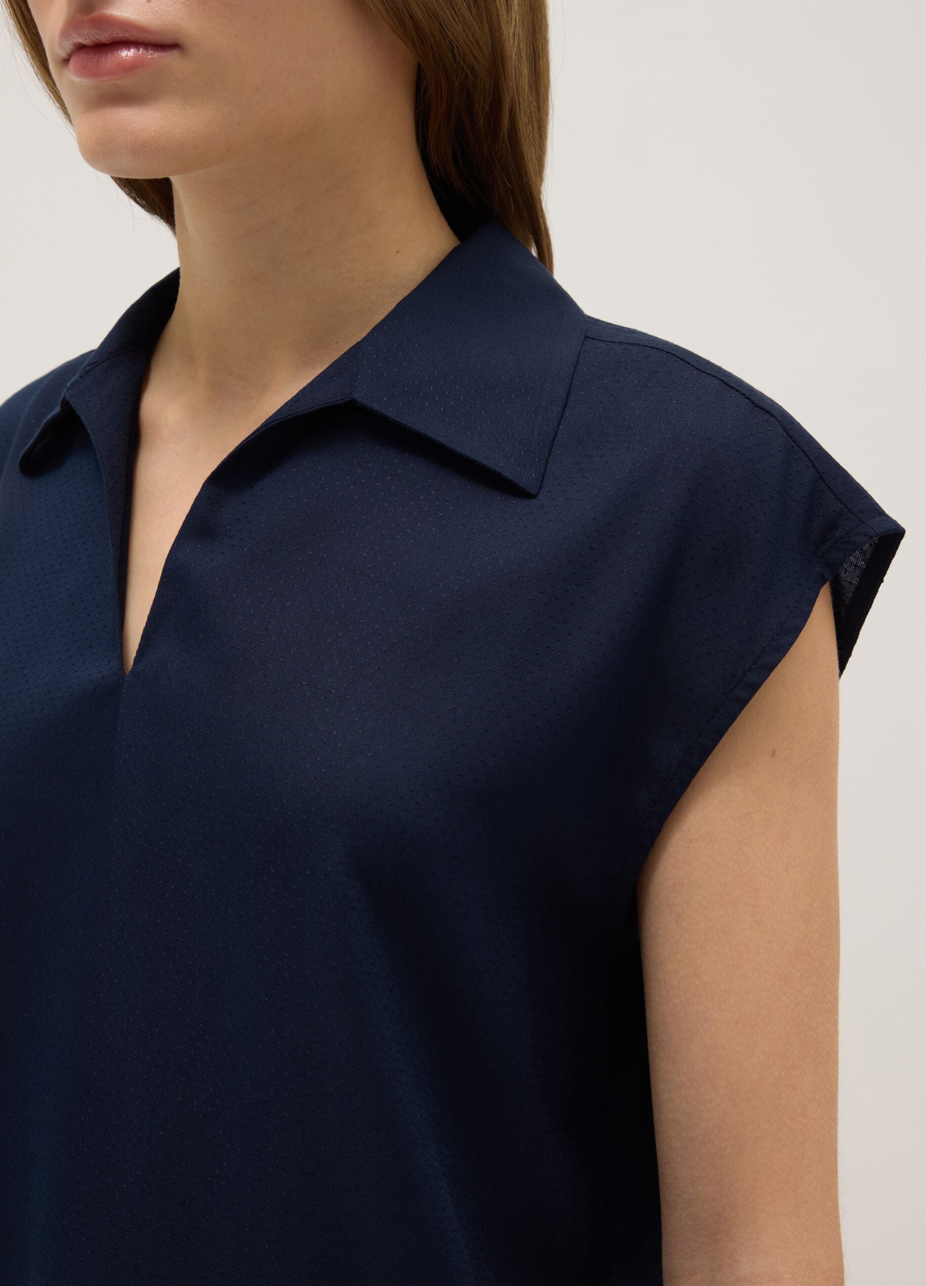 Sleeveless blouse in pure blue viscose, regular fit with V-neck