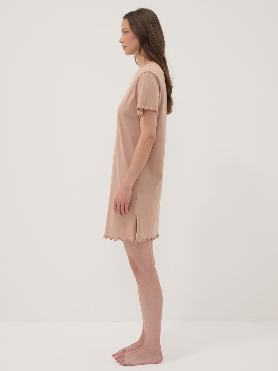 Camicia da notte beige in puro cotone organico con orli arricciati_2