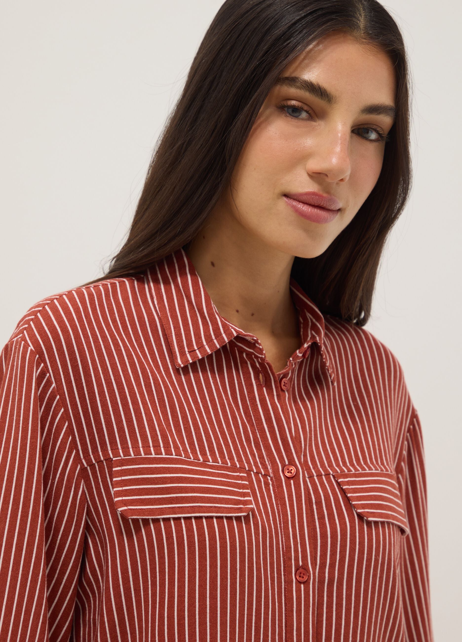 Camicia in misto viscosa e lino a righe bianche e rosse regular fit
