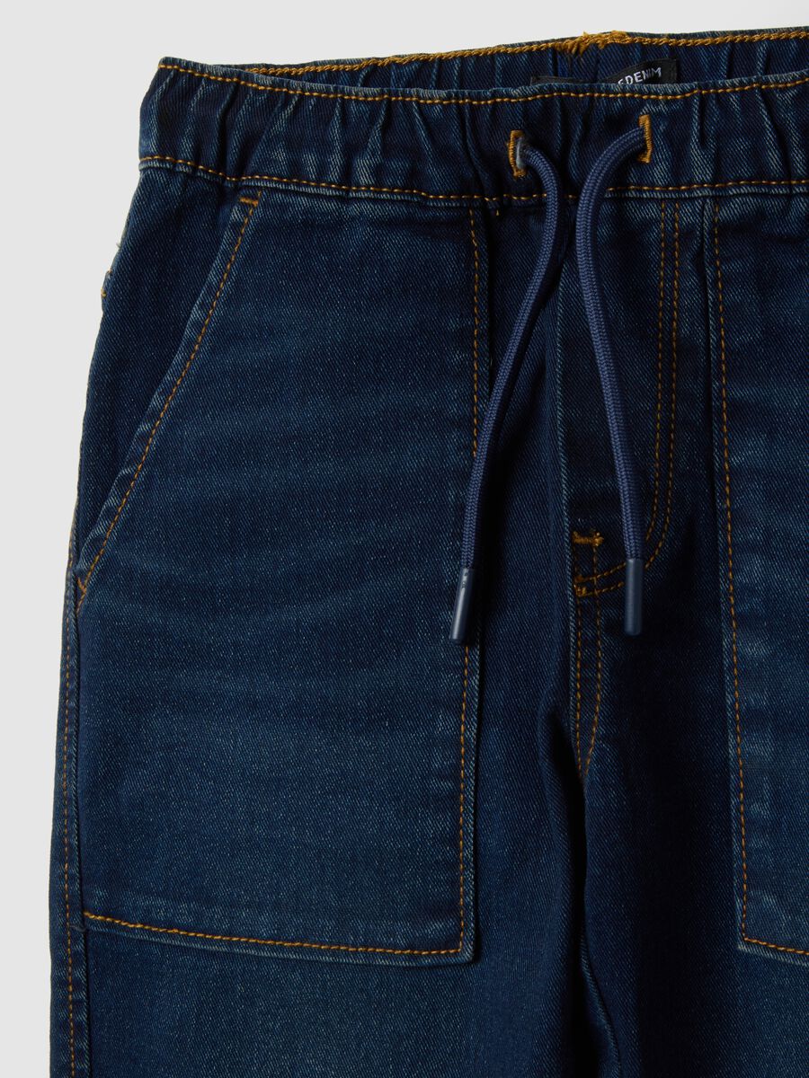 Blue cotton blend relaxed fit jogger jeans for boys_2