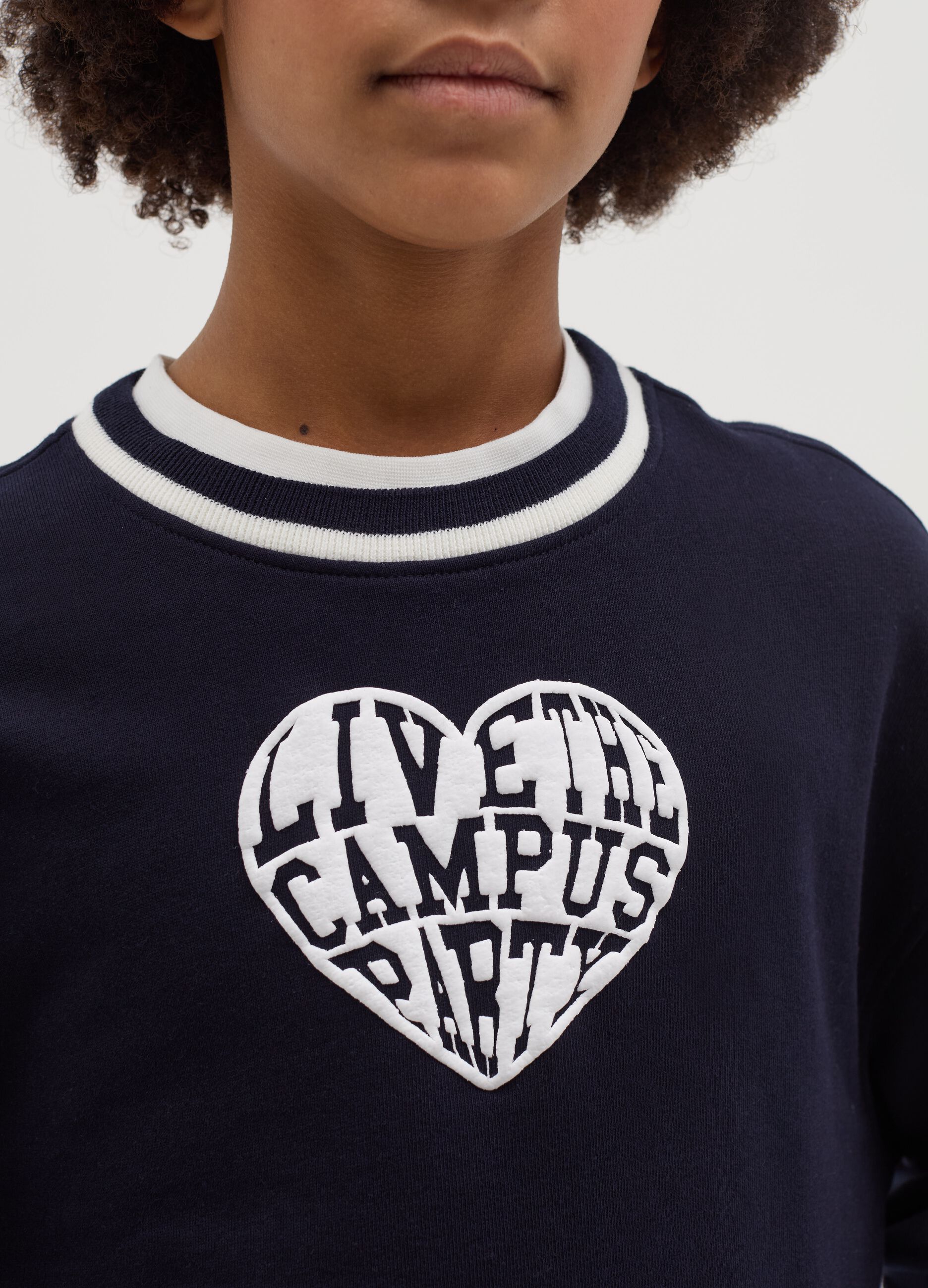 Sweatshirt with heart and "Live the campus party" lettering