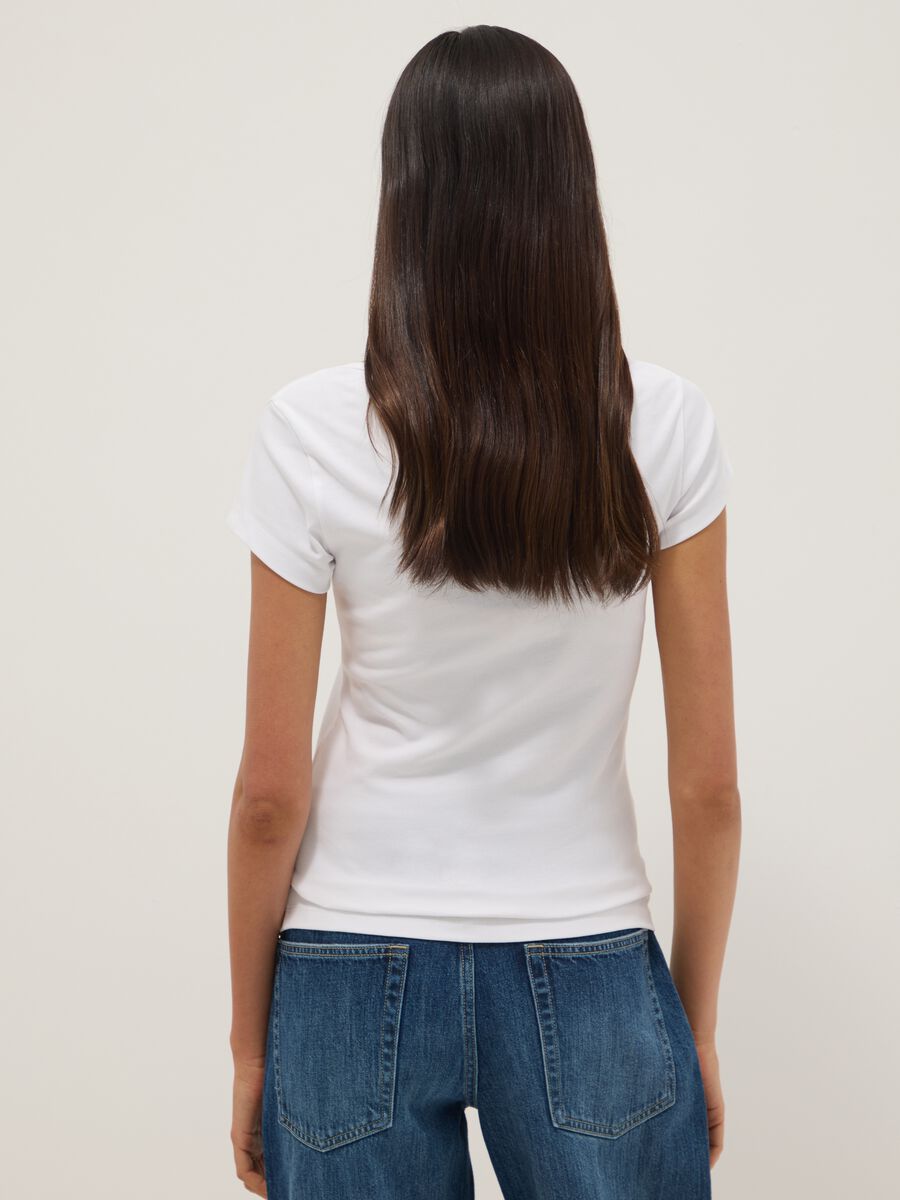 T-shirt fitted in cotone elasticizzato bianca con scollo quadrato_3