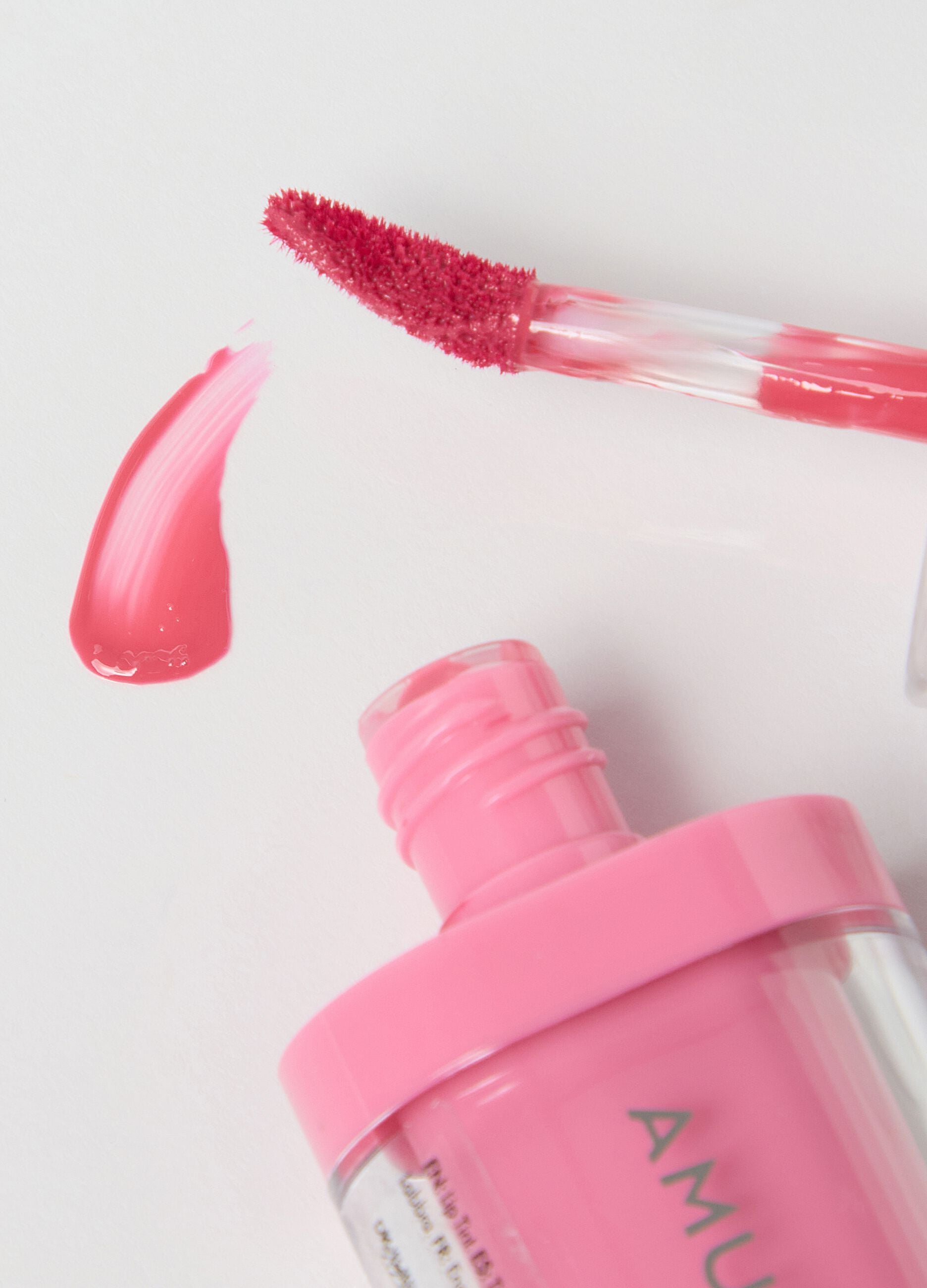 Lip tint with fantastic glossy effect. Vibrant colour and hydrated lips for 12 hours