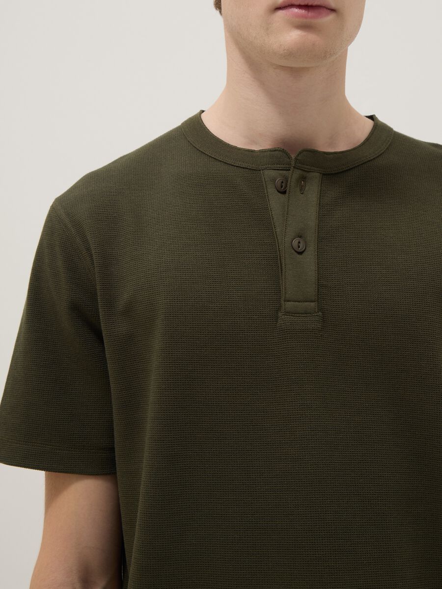 Green short-sleeve regular-fit Henley T-shirt_3