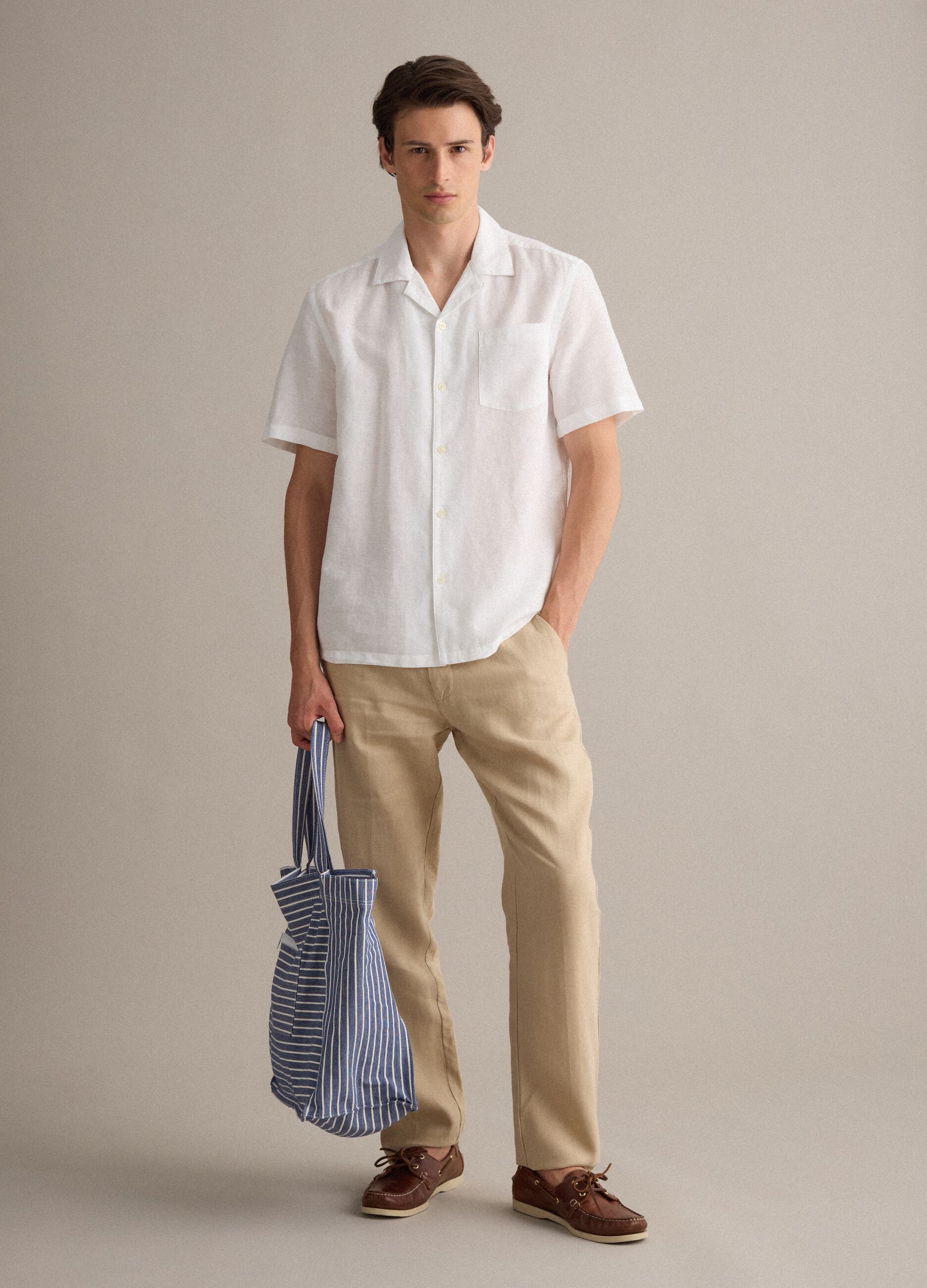 Camicia bianca in misto lino e cotone con collo bowling regular fit
