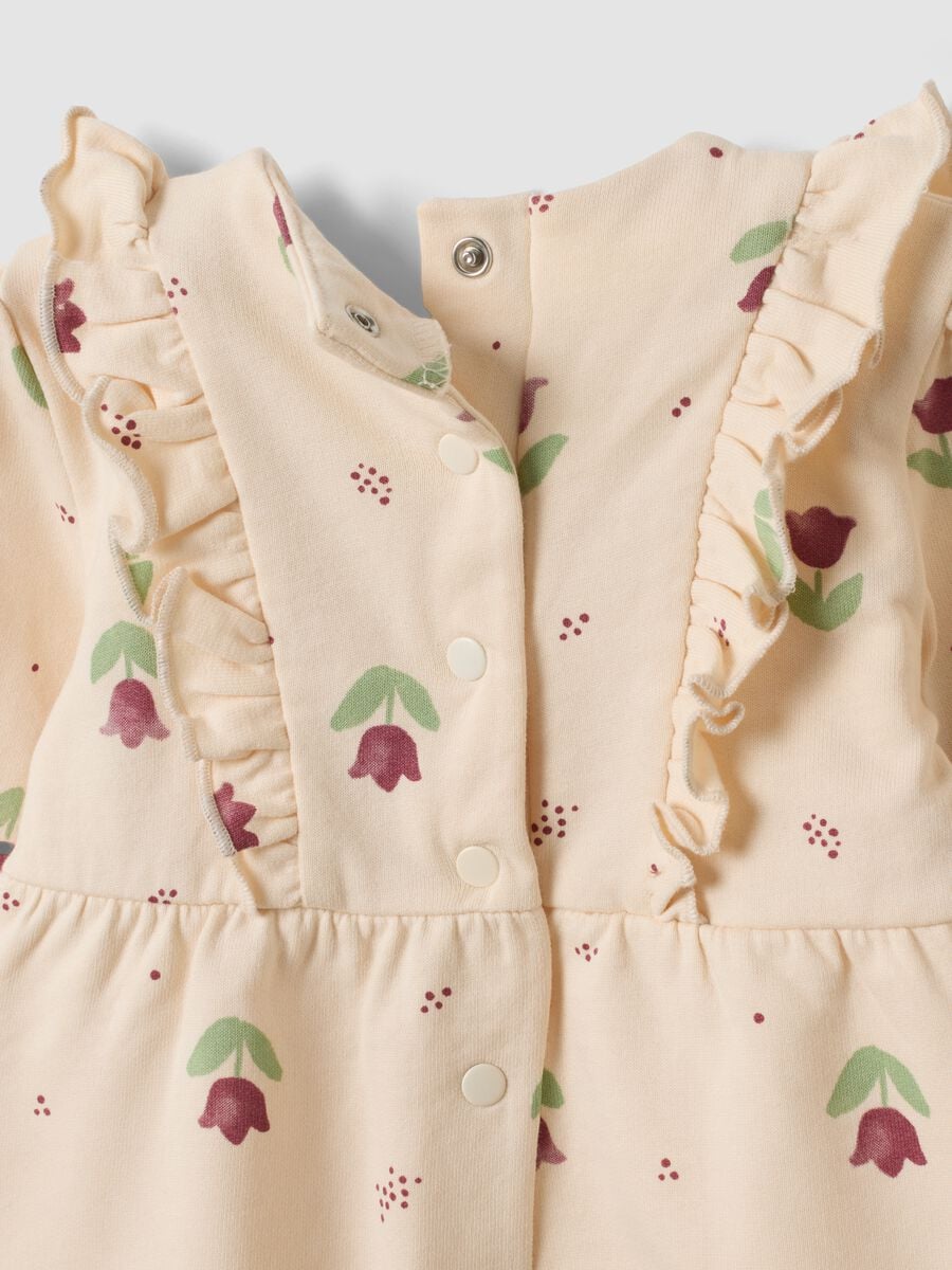 Beige organic cotton baby girl sleepsuit with floral print_3