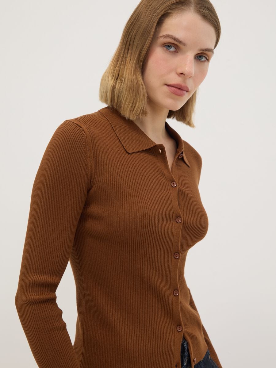 Cardigan fitted marrone a coste in misto viscosa con colletto polo_1